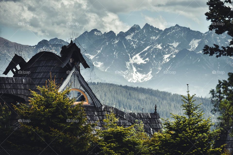 A highlander cottage with mountains in the background