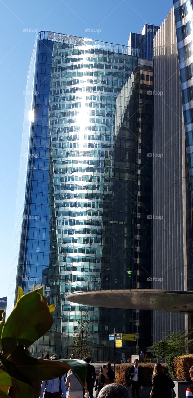 reflection on a building in Paris la defense