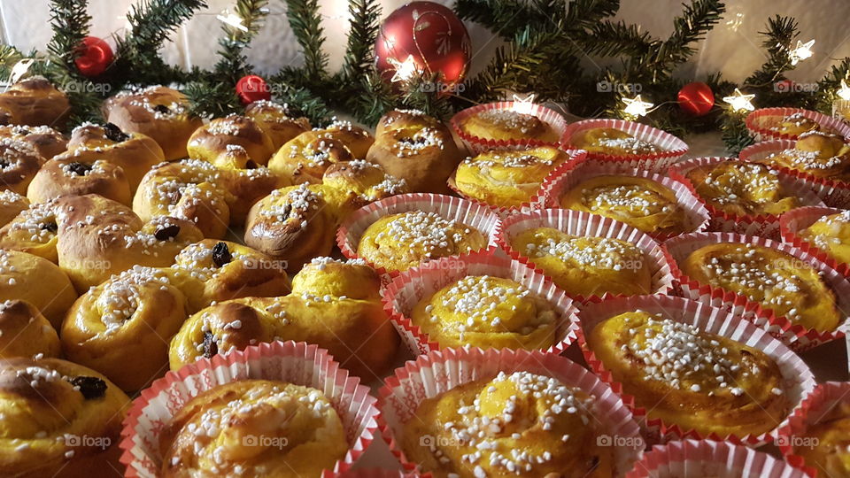 Homemade freshly baked saffron rolls and buns - hembakat nybakade saffransbullar och lussekatter 