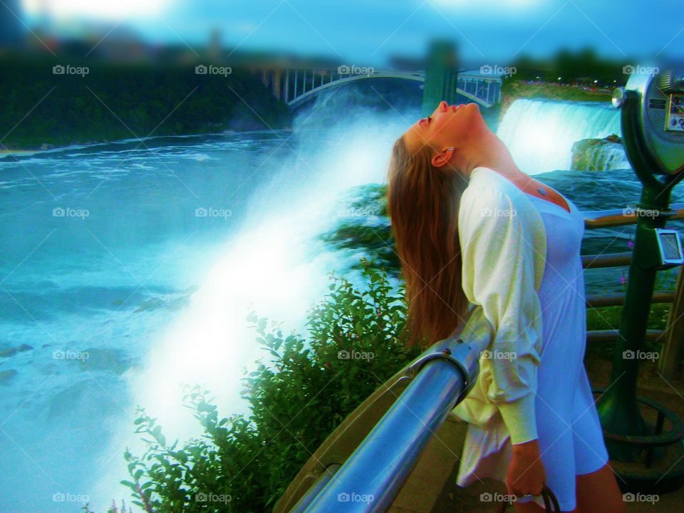 Side view of a woman posing near Niagara waterfall