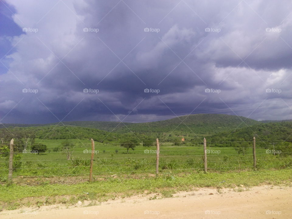 paisagem com nuvens formando tempestade.