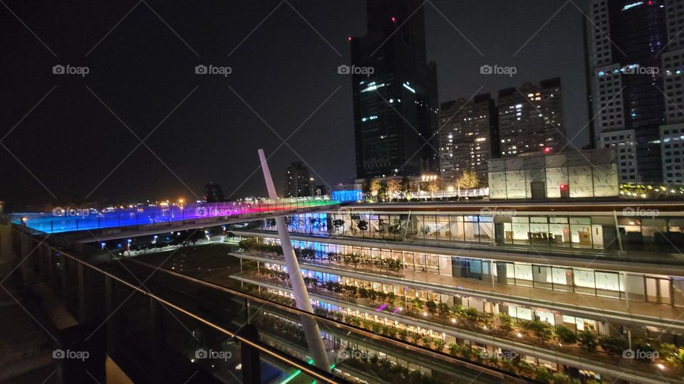 kaohsiung Main Public library. THE architectural technique is very special using suspended steel rods, which is a lightweight design, and adopts glass curtains, so it is also the most penetrable library in the world.