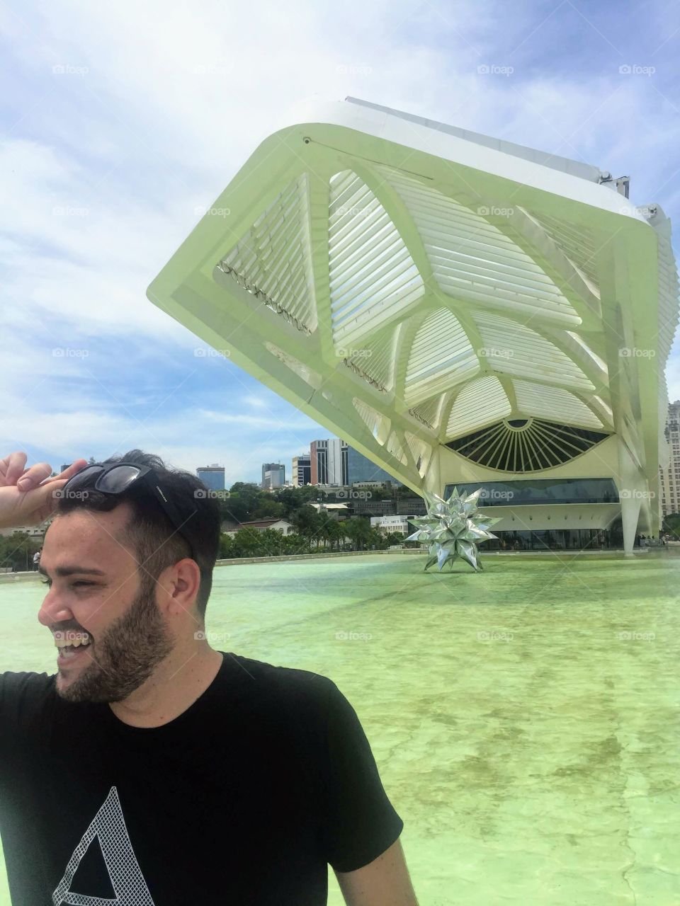 Museu do amanhã, com o riso solto.