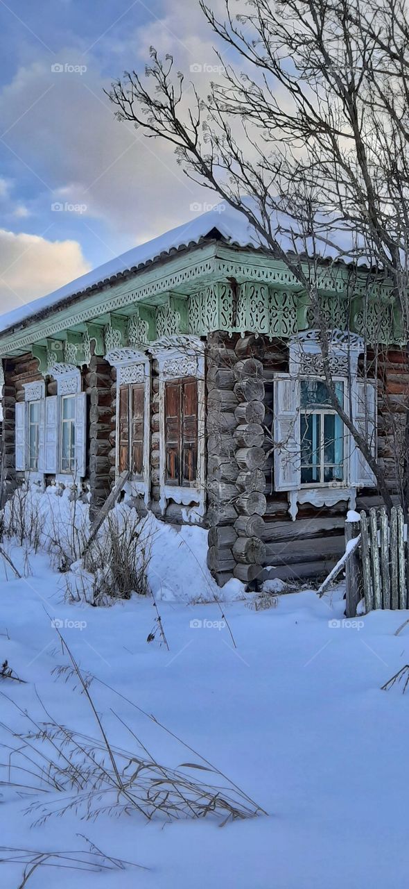 старый дом в зимней деревне