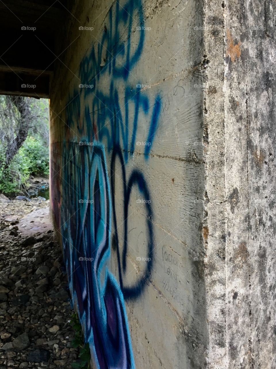 A prospective of the graffiti covered pillar 