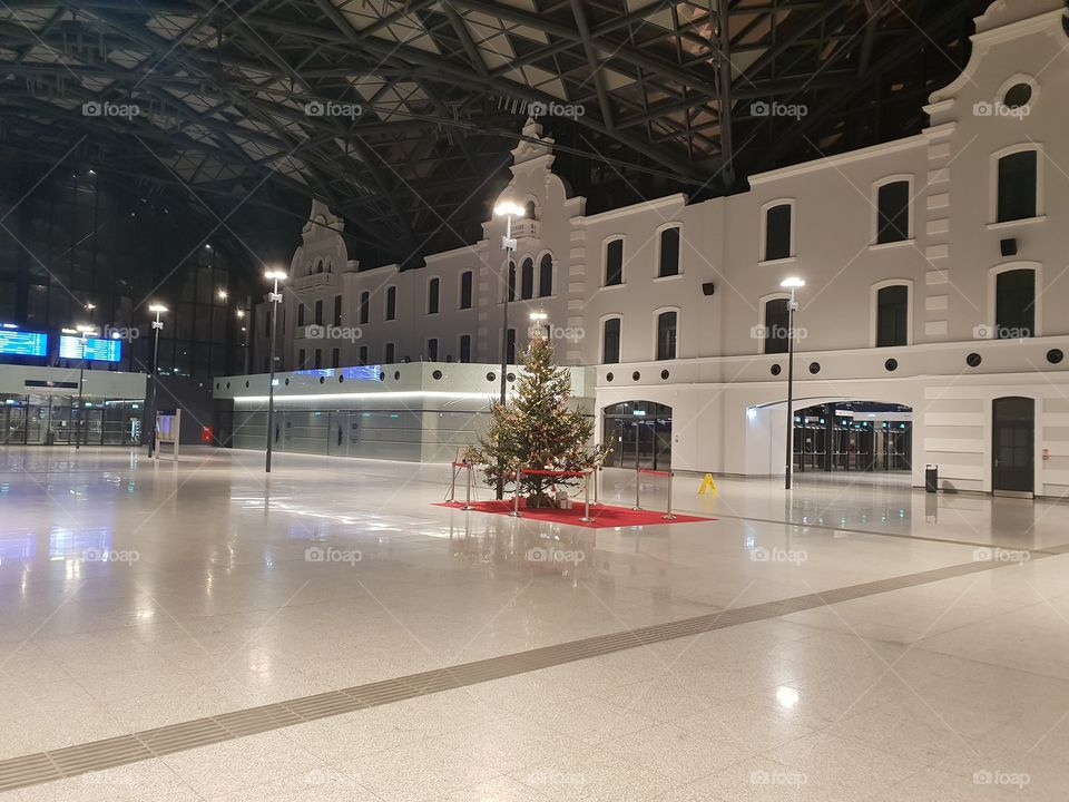 christmas tree in the hall of Łódź Fabryczna railway station