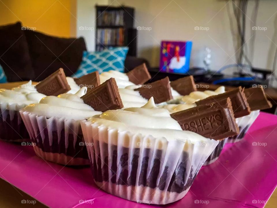 Cup cakes decorated with Hershey chocolate 