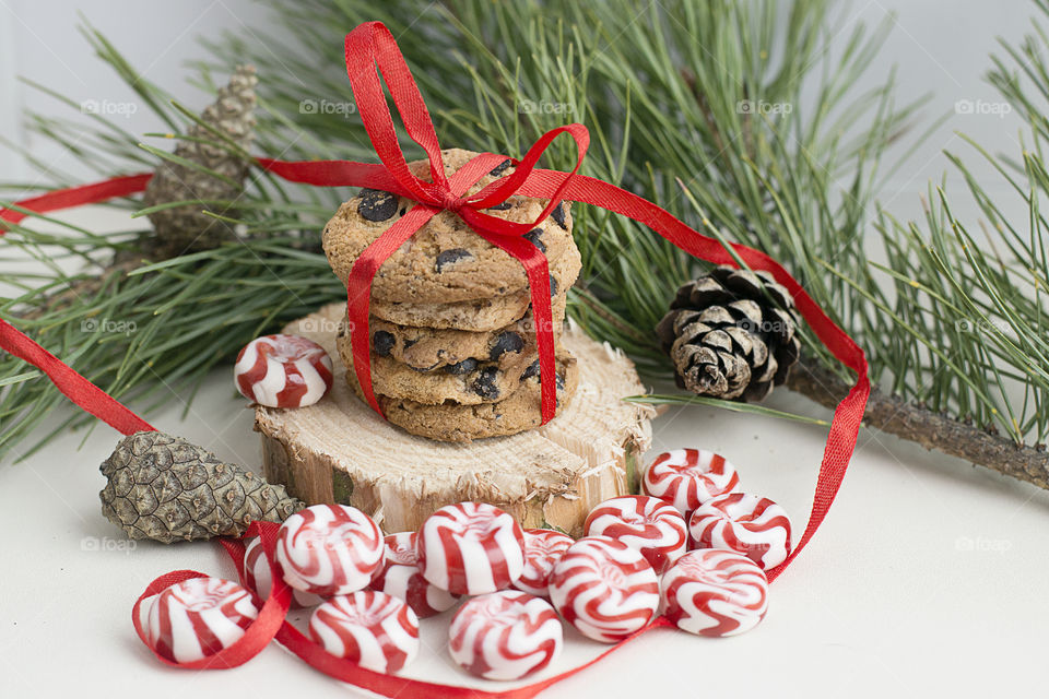 A chocolate cookies with a candies