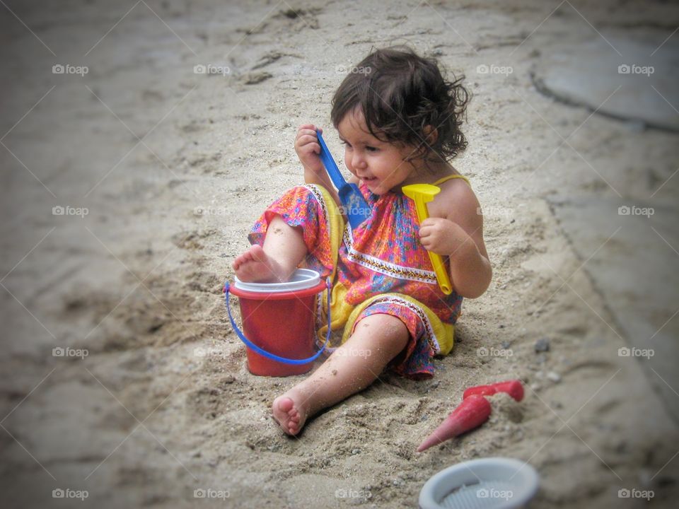 criança brincando na praia