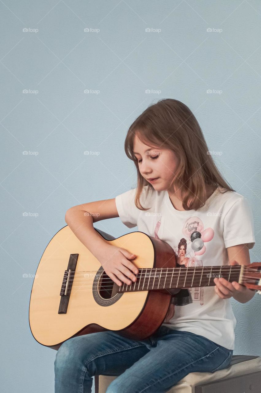 Girl playning on gitar