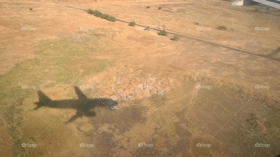 la sombra del avión en la superficie