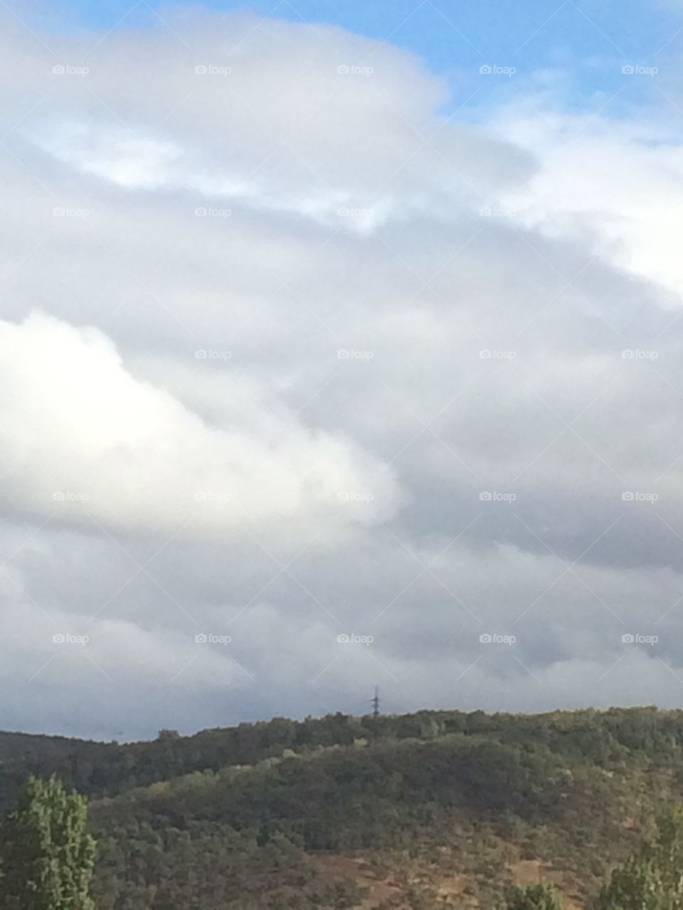Облака на холме