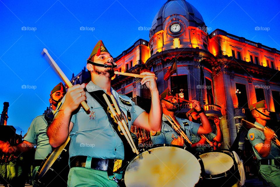 legionario tocando el tambor y desfilando en la Semana Santa de Ceuta tercera tonalidad.