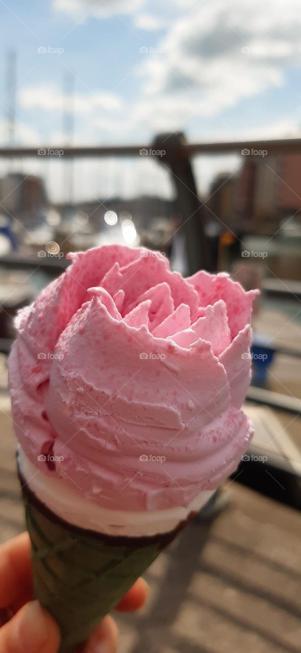 strawberry flavour ice cream cone 🍓🍦