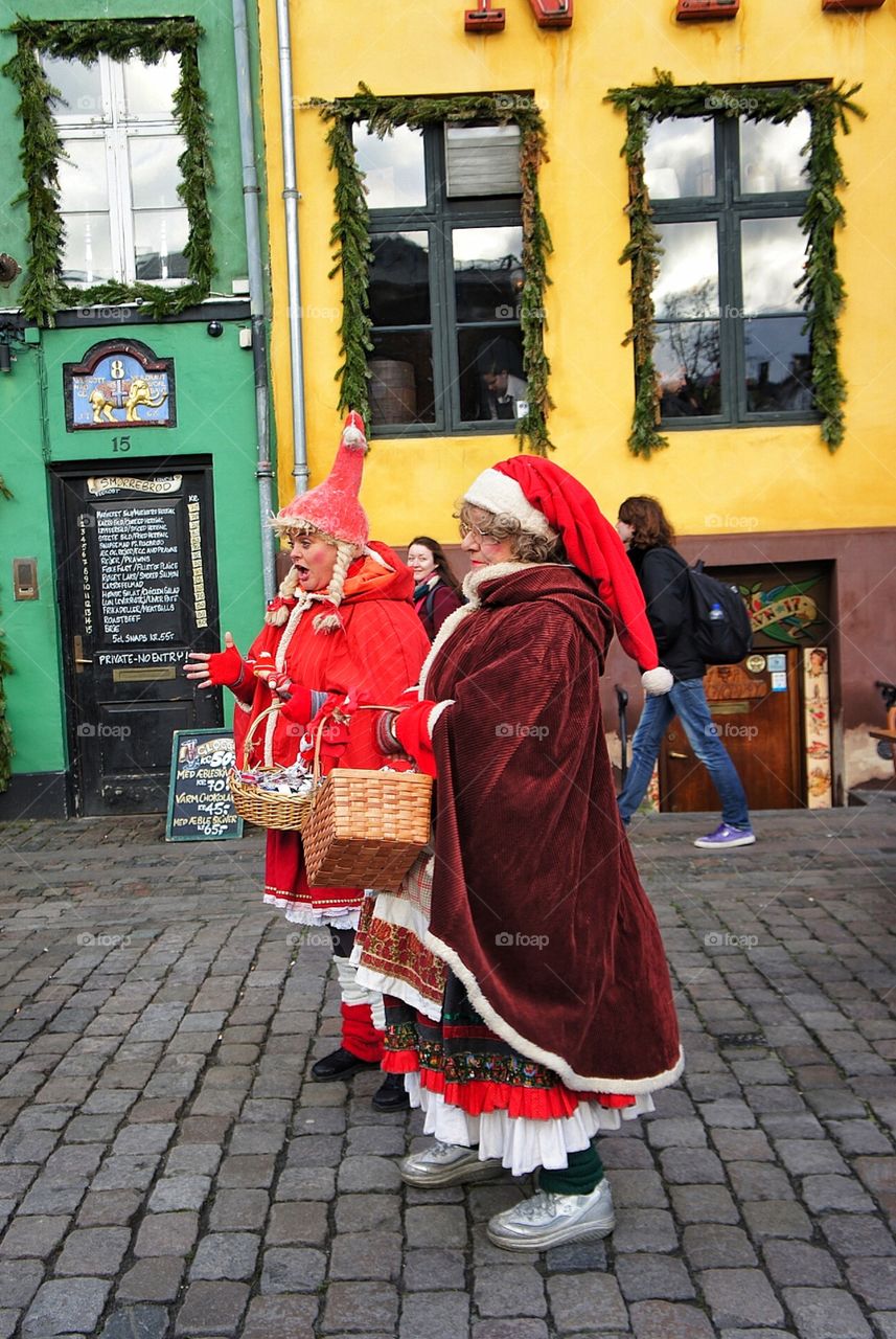 Santa Claus singing & dancing