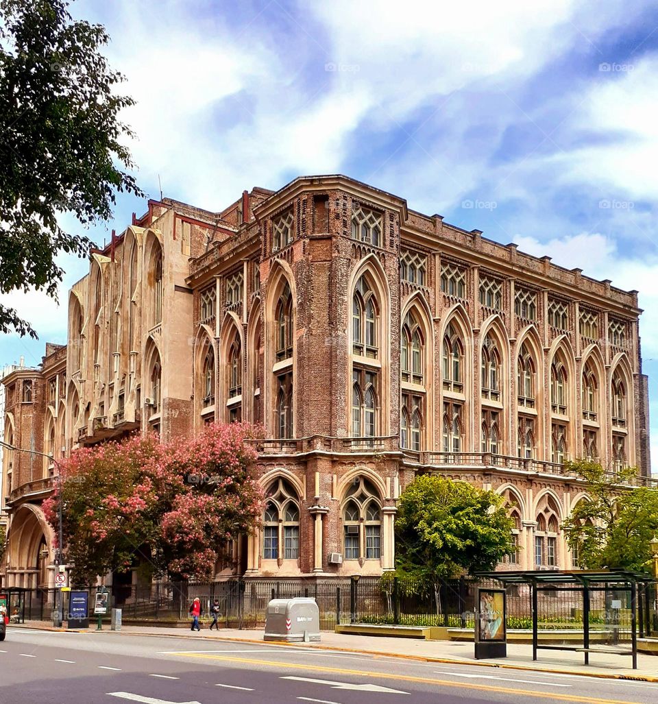 Edificio estilo neo - gótico