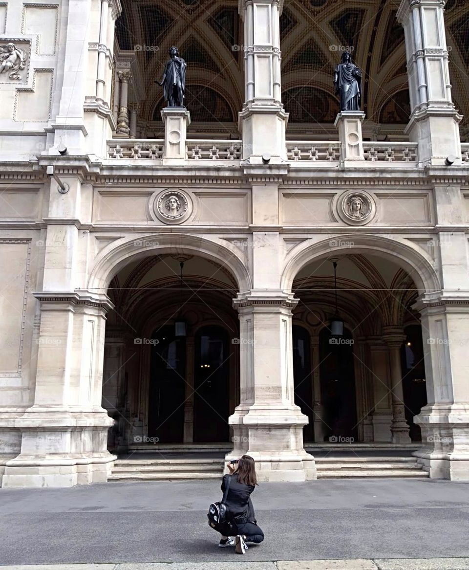 Taking pictures on your phone / people on their phones / photography in Vienna / phone taken pictures