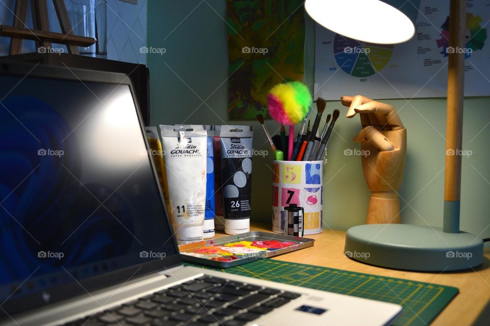 taking inspiration from the colors that surround this desk is a great help to create and work