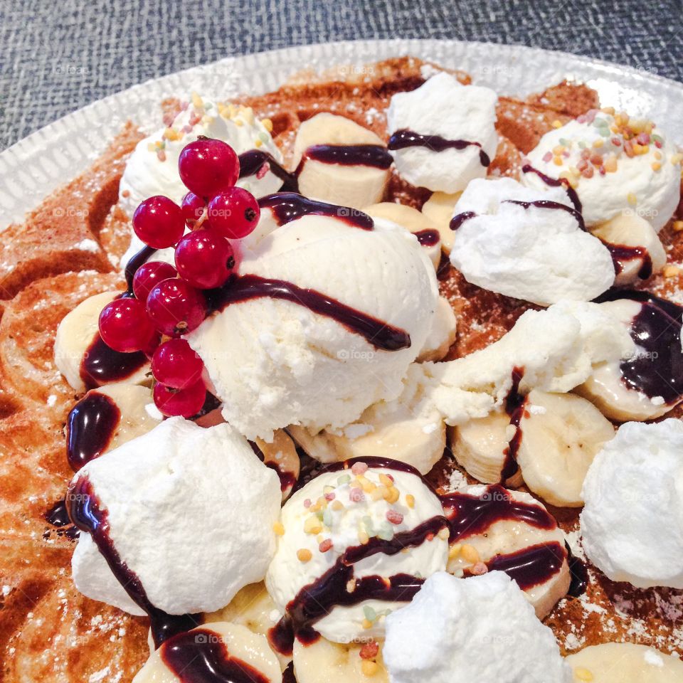 banana split waffle