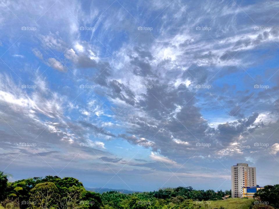 🇺🇸 Beautiful day! How not to be inspired by the shape of these clouds? 🇧🇷 Dia bonito! Como não se inspirar com o formato dessas nuvens?
Que hoje seja melhor do que ontem e pior do que amanhã.
📸