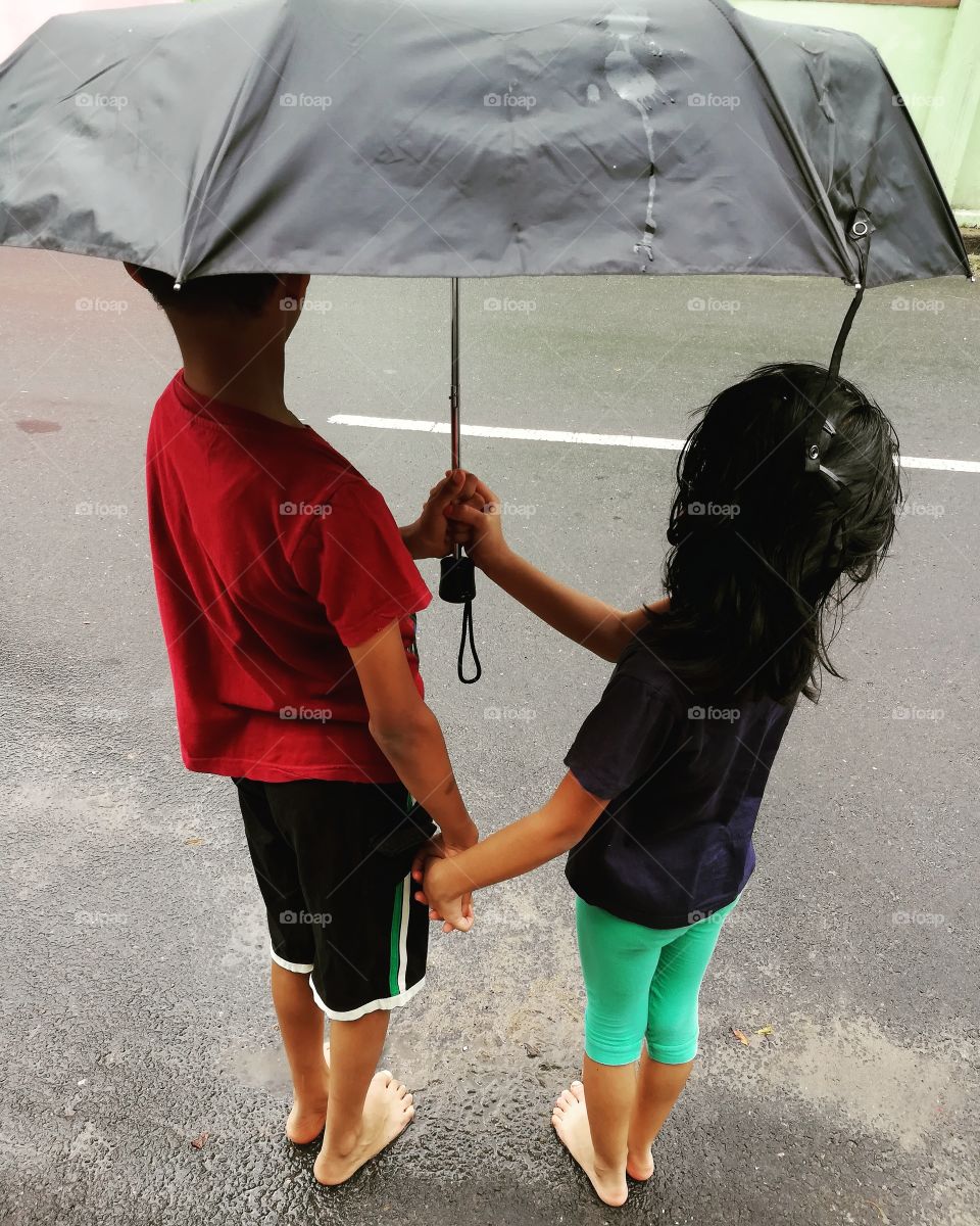 rainy day,outdoor playing,playing in the rain,crossing the road