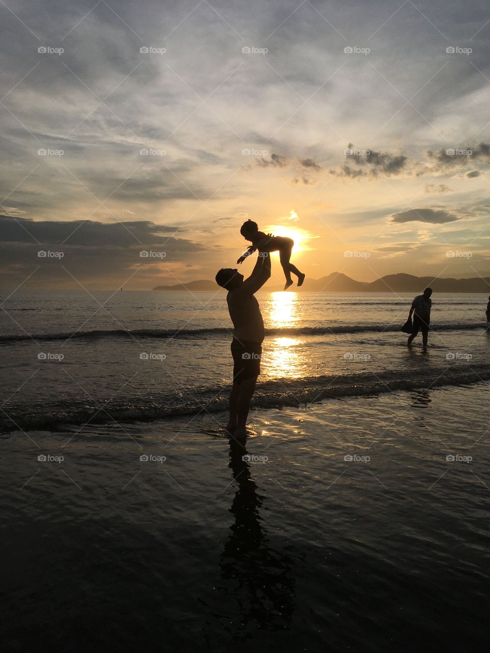 A wonderful afternoon at Praia de Santos, coast of Brazil.  Look at the beautiful sunset (in silhouette: me and my daughter). / Tarde maravilhosa na Praia de Santos, litoral do Brasil. Olhe só o por do sol tão bonito (na silhueta: eu e minha filha).