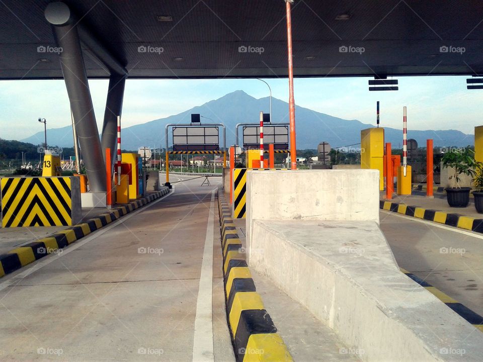 In Salatiga there is a toll gate which is currently viral or hits which is the most beautiful toll gate with the background of Mount Merbabu located in Tingkir sub-district
