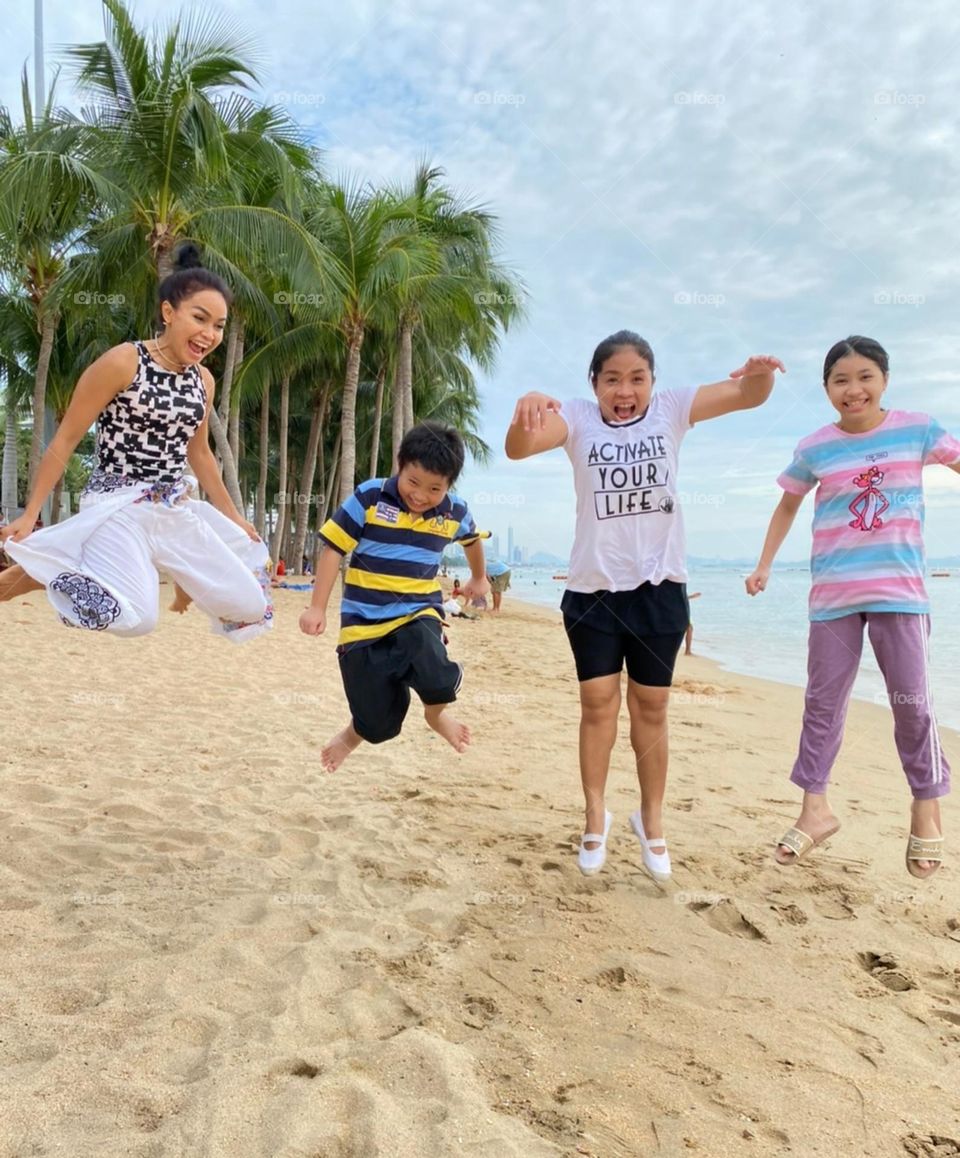 We created a picture of family happiness. 
plus we've got a fun aftermath. 
#Dongtanbeach #Pattaya #Thailand