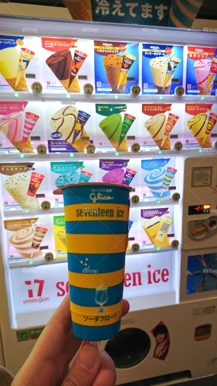 This is ice cream automatic machine. It’s have so many flavors,let you choose.