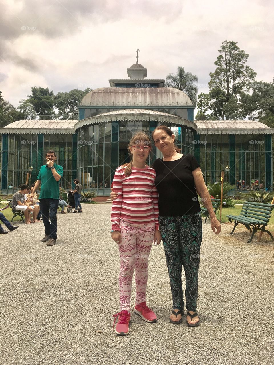 Vovó e Netinha no “Palácio de Cristal”, em Petrópolis (Brasil). Quando o Conde D’Eur foi se casar com a Princesa Isabel, deu a ela de presente tal mimo!