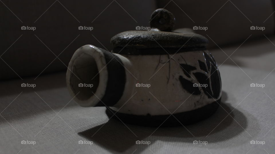 (i4elementi) teapot in refractory clay, made with the raku cracklé technique