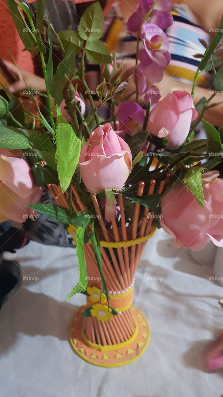 Flores de Eva em vasos de papel.