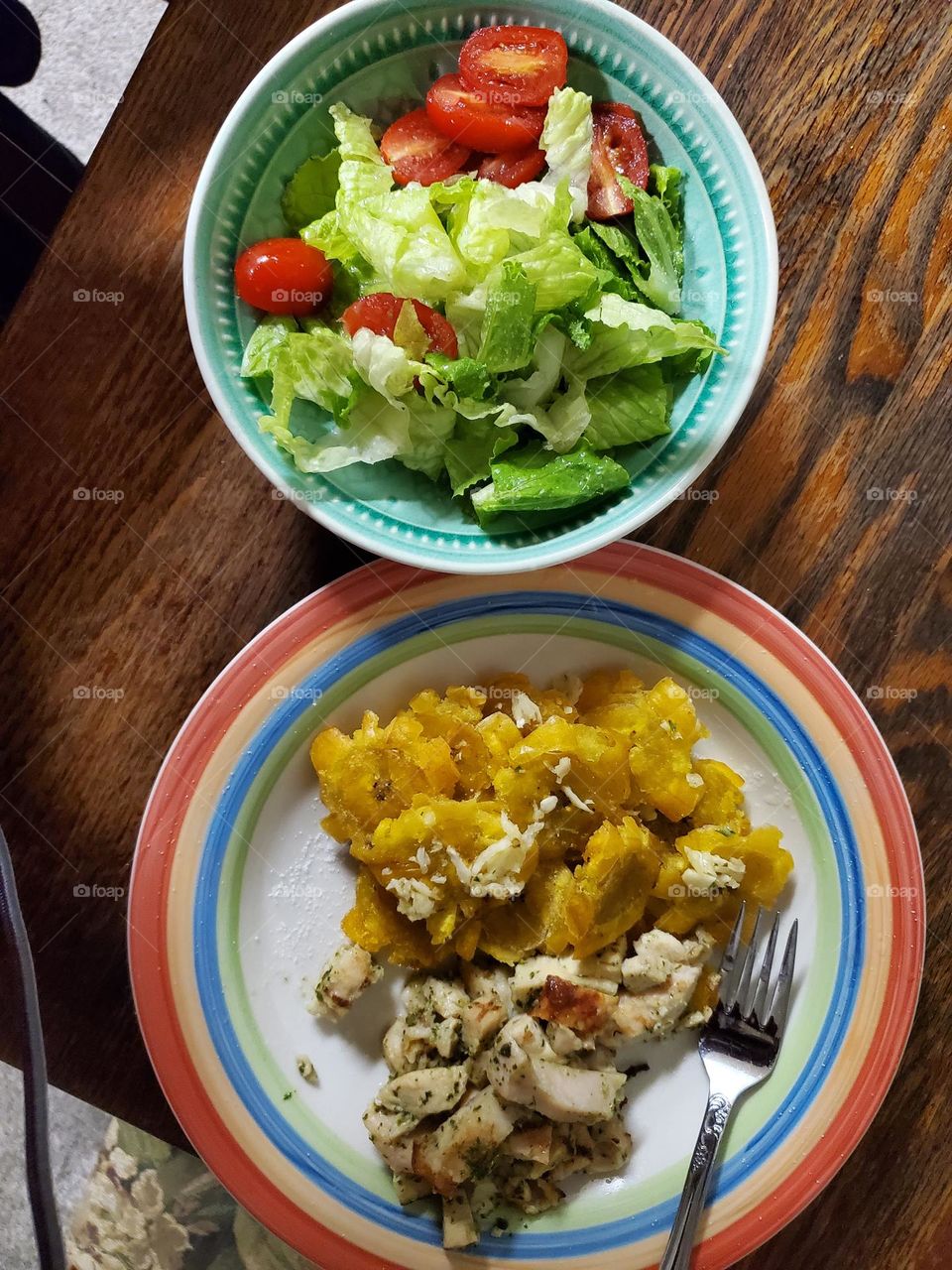 tostones de platanos verdes fritos con ajo , fajitas de pollo, ensalada de lechuga y tomates, (fried green plaintains with garlic, chicken fajitas and lettuce and tomato salad)