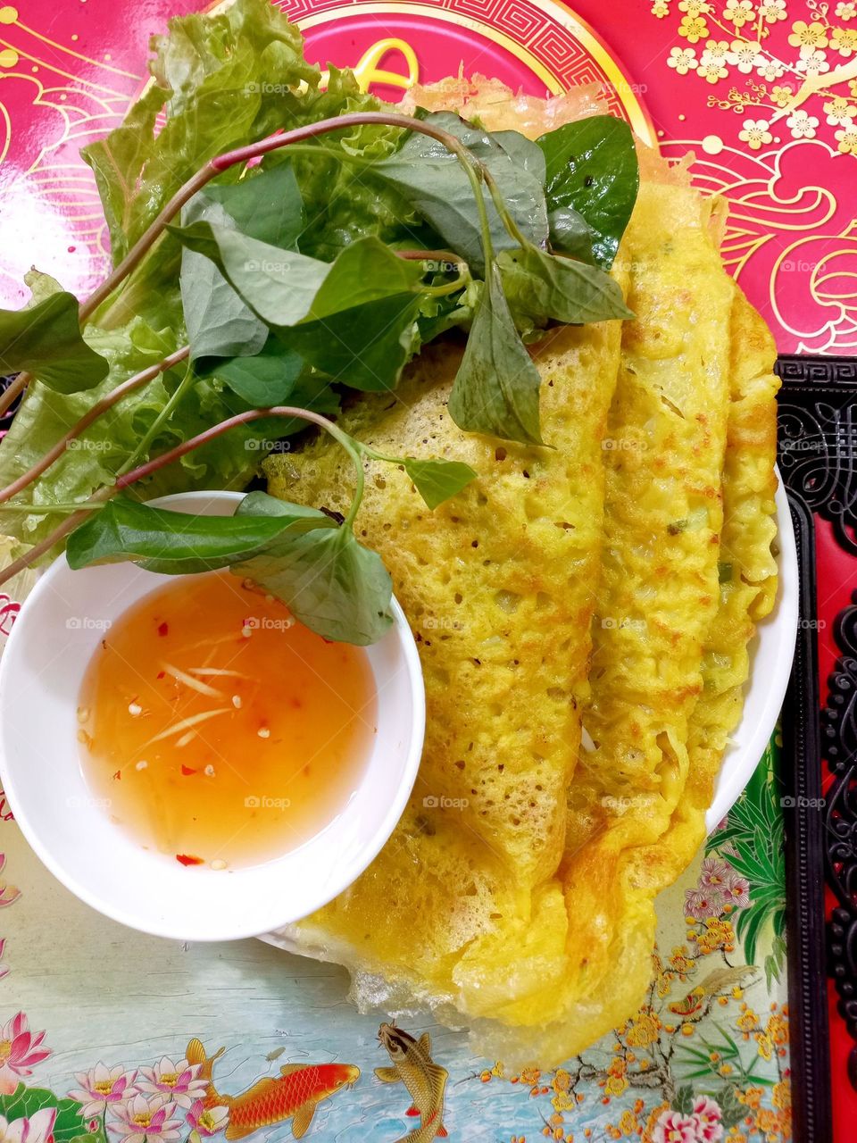 Bánh Xèo món ăn dân dã mà bình dị, món ăn đặc trưng của quê hương.(Tùy theo đặc trưng từng vùng miền mà nhân bánh làm từ tôm, măng,nấm...với chút giá để tăng vi ngon, bánh được ăn kèm chén nước chấm (nước mắn+ ớt+tỏi+ bột ngọt+ chanh) với rau sống.