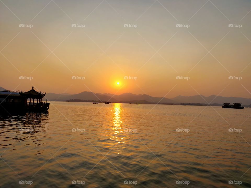 At sunset, the enchanting scenery of Lake Xihu in Hangzhou City / Zhejiang Province, East China / is especially picturesque in late autumn.