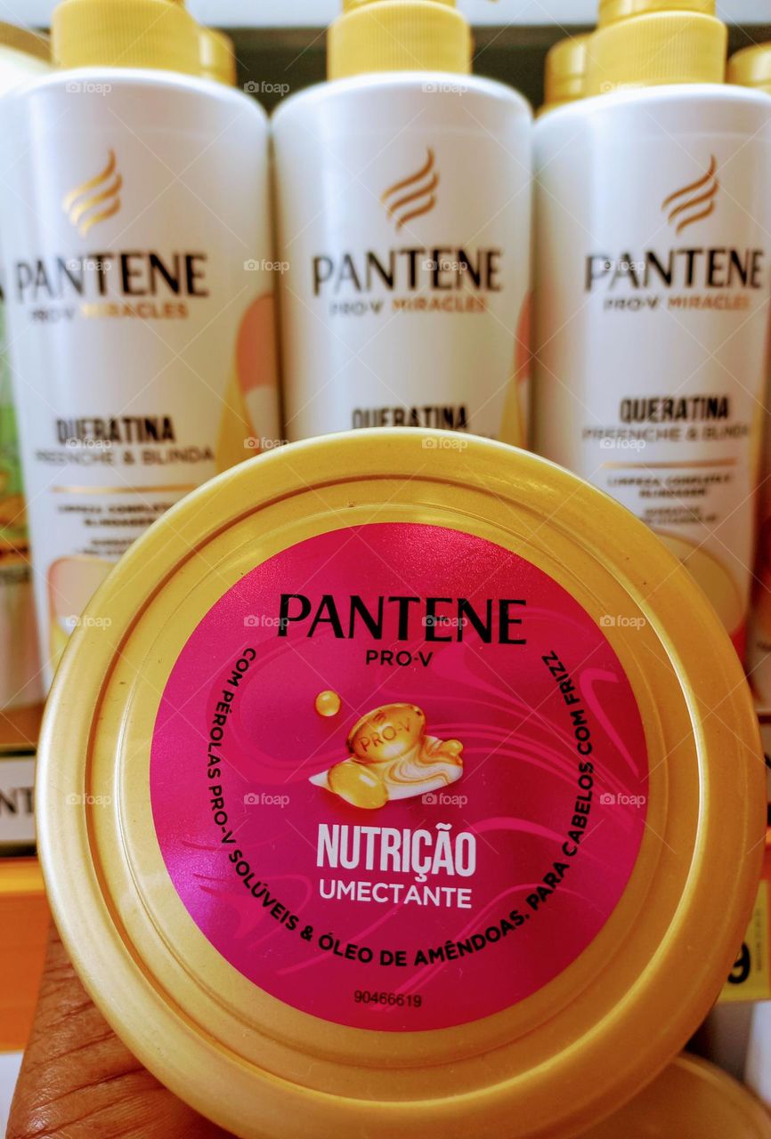 Cabelos fracos, quebradiços,  ressecados, porosos  e com frizz. Chegou a solução  para o seu caso.  Nutricão umectante com  propriedades  emolientes, que fortalece, realça,   trata, hidrata e nutre os cabelos deixando-os fortes, brilhosos e saudáveis