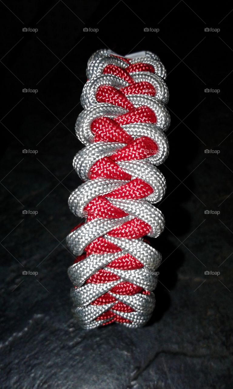 Shark tooth or Pirahna weave for paracord.