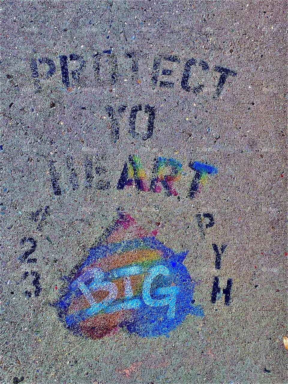 „PROTECT YO HEART“ reads the aerosoled stencil on a Fulton St sidewalk dedicated to the „Notorious BIG Christopher Wallace“ shot to death in NYC years ago. A nearby street in Fort Greene, Bklyn was also renamed after him. 2021. Hypnotic Productions 