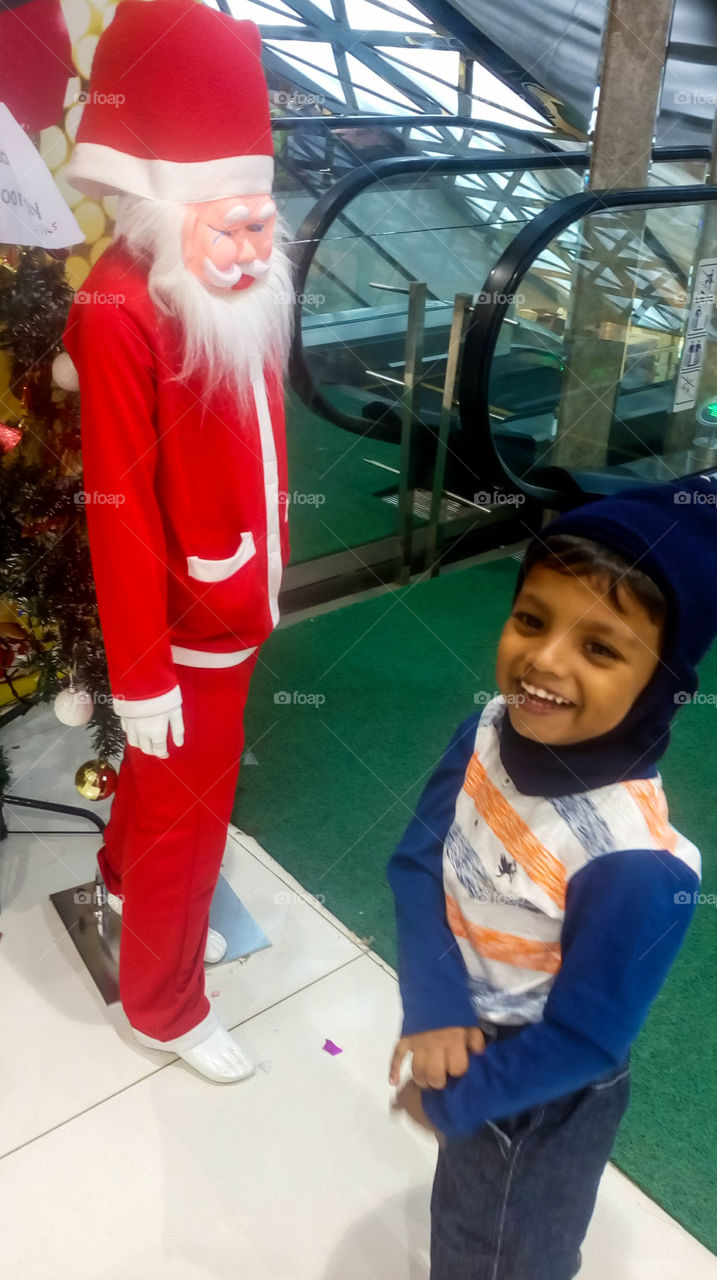 child smiling on seeing the Santa