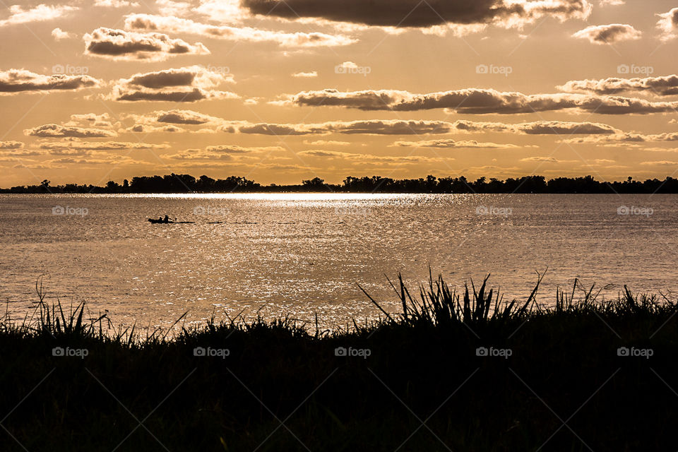 lancha navegando en el atardecer