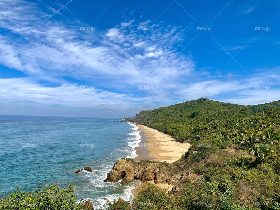 Paisaje de montaña y playa 