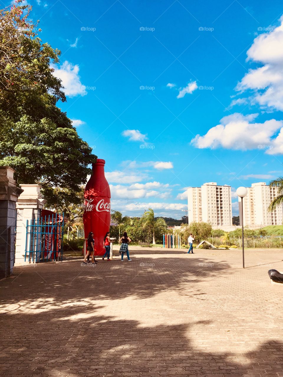 Big Coke! Uma coca-cola gigante no Parque dos Exageros, na cidade de Itu-SP. Aliás, que dia bonito fez nessa ocasião. Viram o céu?