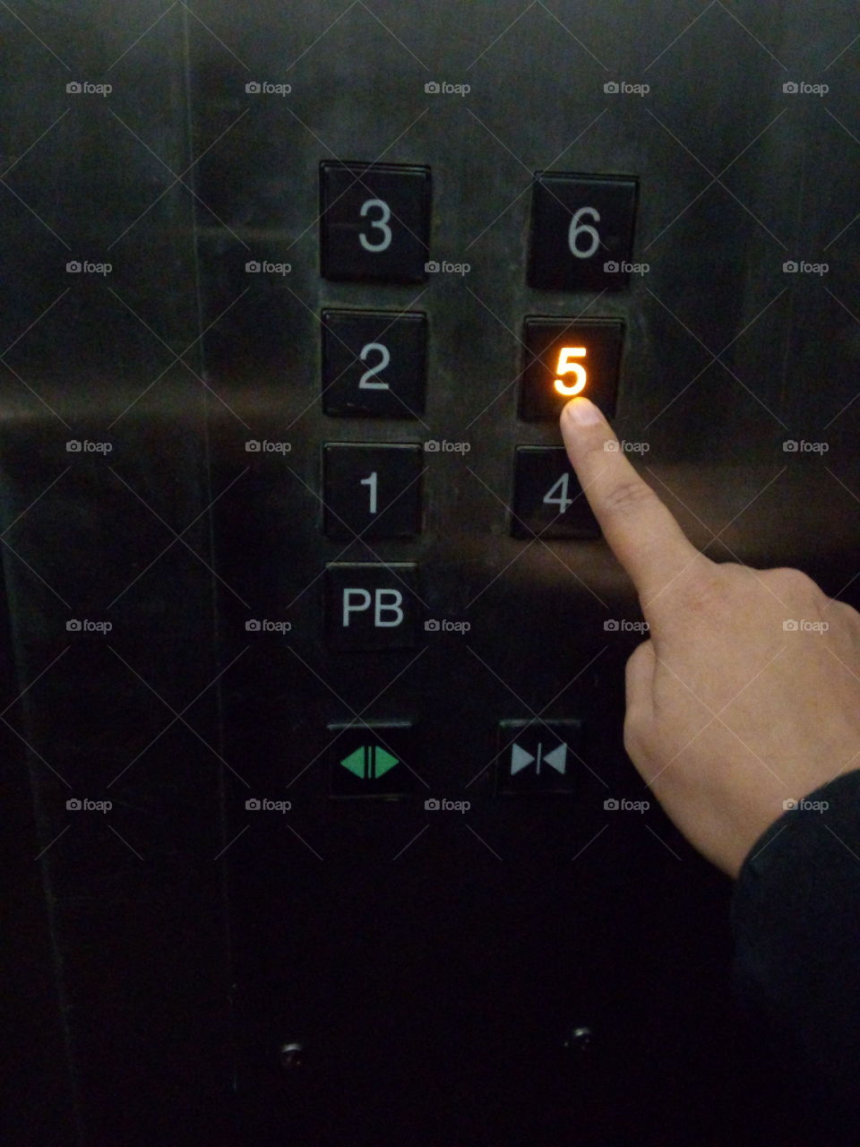 Presionando el botón de elevador... decidir entre subir o bajar...