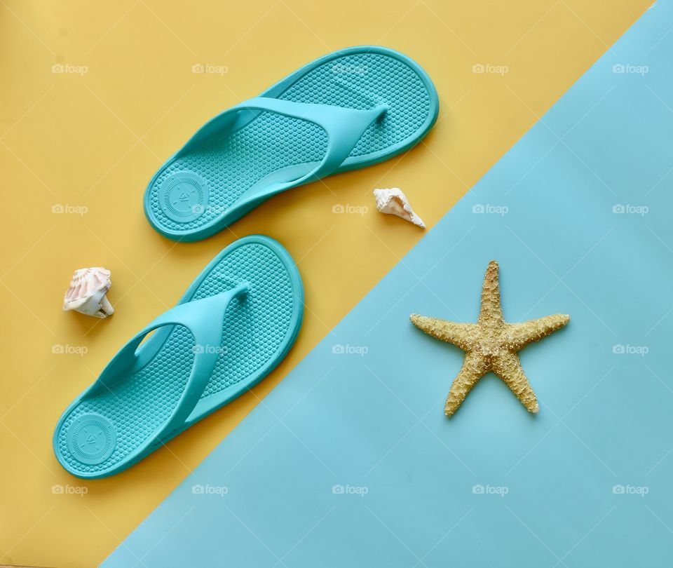 Totes flip flop sandals with starfish 