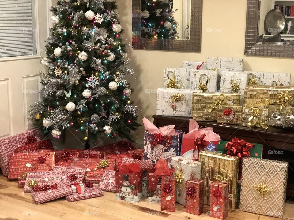 Family Christmas Tree & gifts 