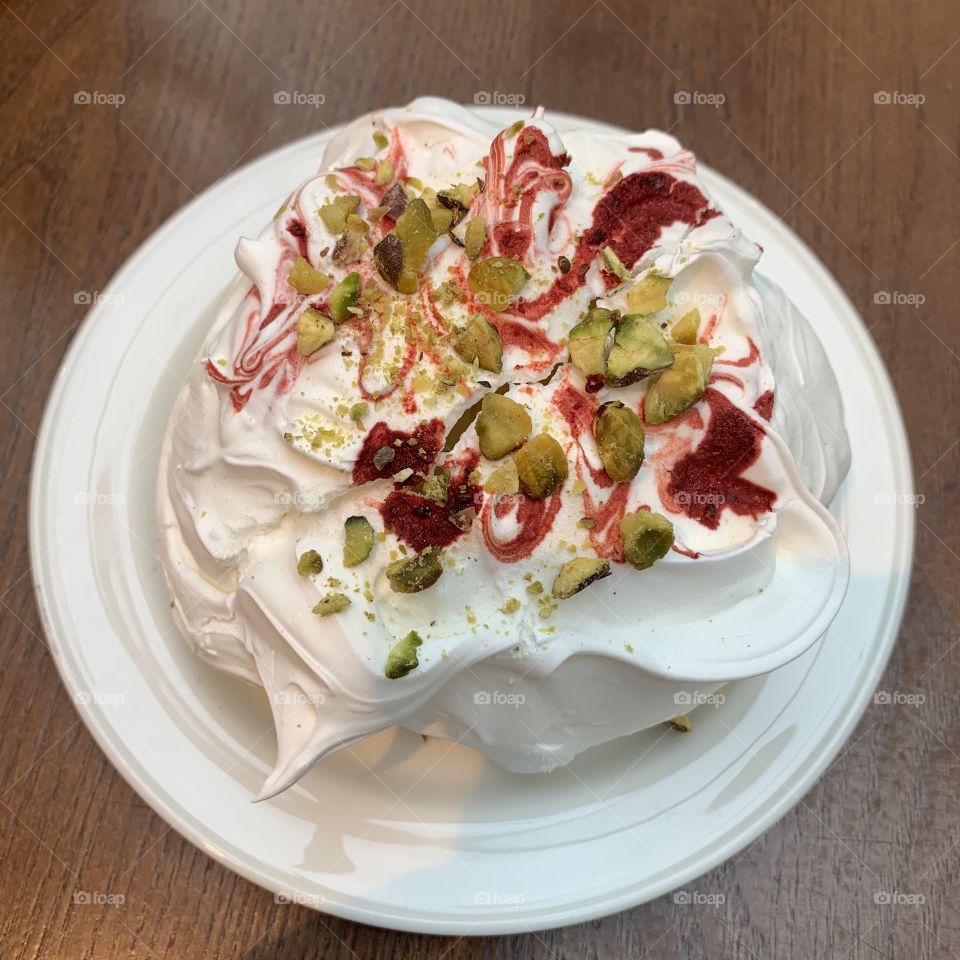 Rose and pistachio meringue 