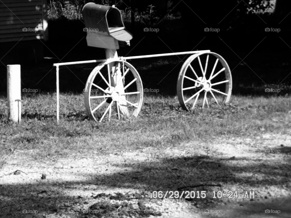 wagon wheel π‘ mail β box π. This is a picture of a Texas wagon wheel π‘ used as a decoration for a mail β box π located in Graham Texas