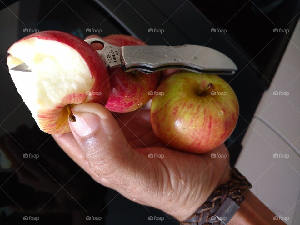 Mão, maçãs, canivete...