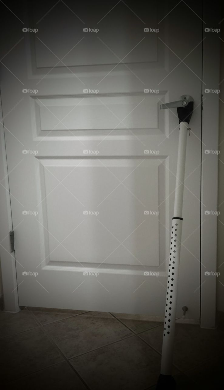 Door with door jammer