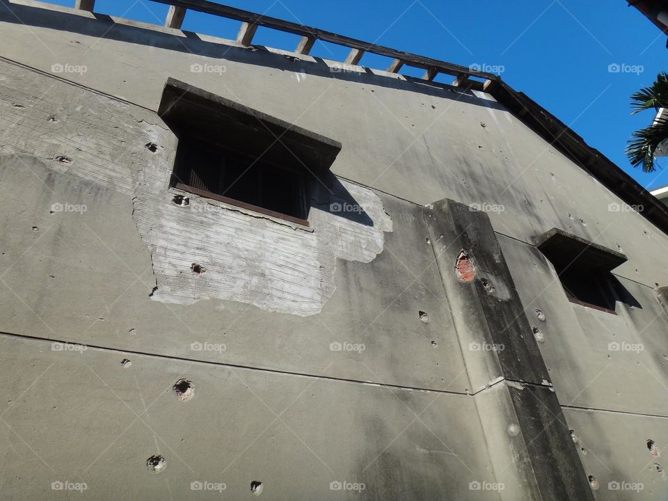 This building is the barn of "No. 1 Zhongshi Xitun".
 Built around 1940,
 It is a warehouse built for food distribution during the war,on this wall,
 It is full of bullet holes left by U.S. aircraft strafing during World War II.